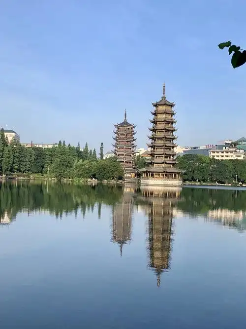 象山是桂林的城徽,而双塔则是新桂林的标识建筑.