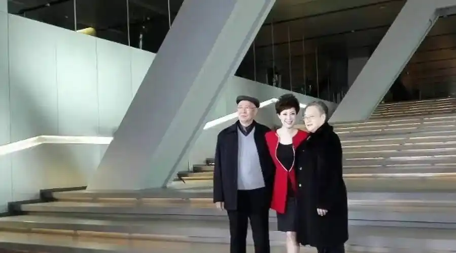 央视主持人李文静与丈夫坚持"丁克"不后悔,父母催生我们有愧_因为