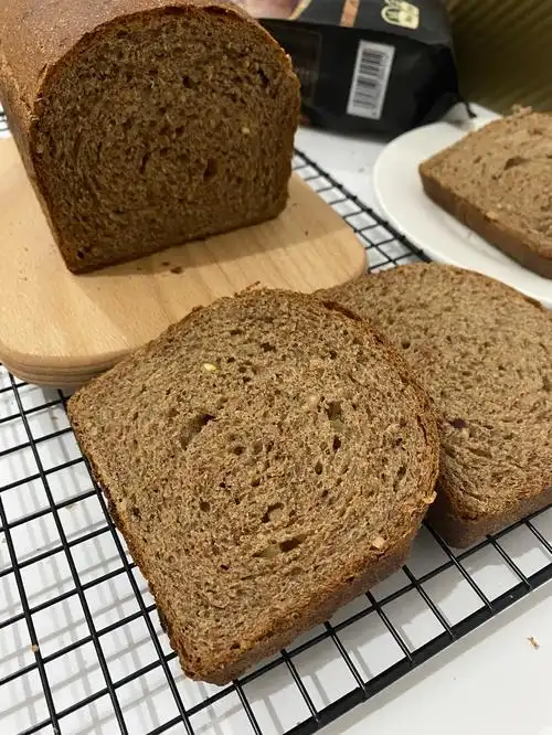 黑全麦果干吐司面包