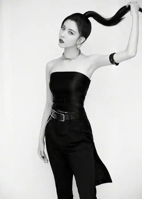 宋妍霏路透正片来袭,一席皮衣飒到极致,分手后依旧酷到爆