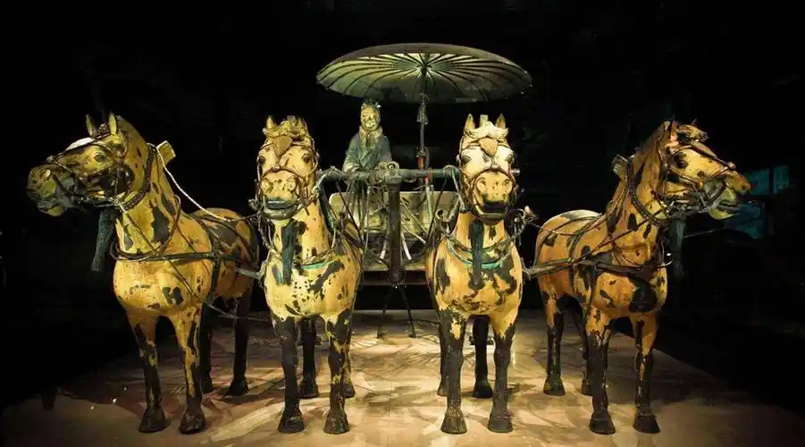 秦始皇陵兵马俑坑出土的铜马车1962年,我国考古人员在建国后对