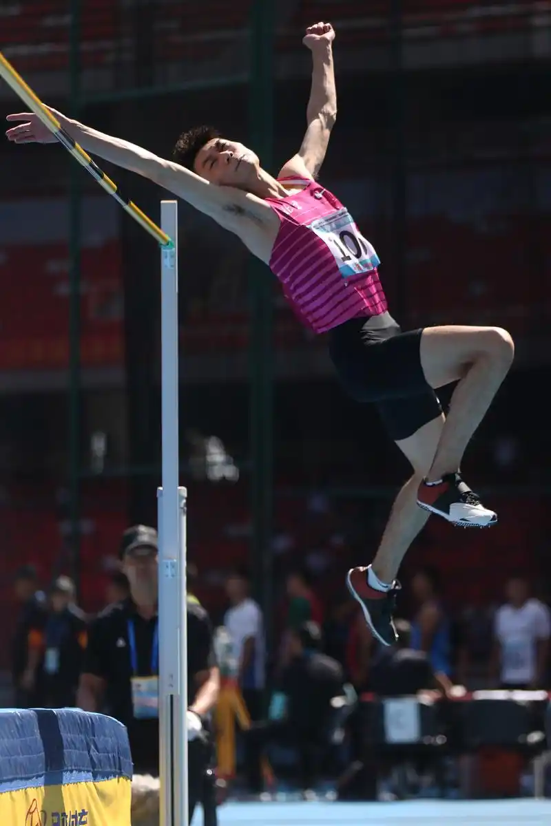 田径体校甲组男子跳高决赛赛况