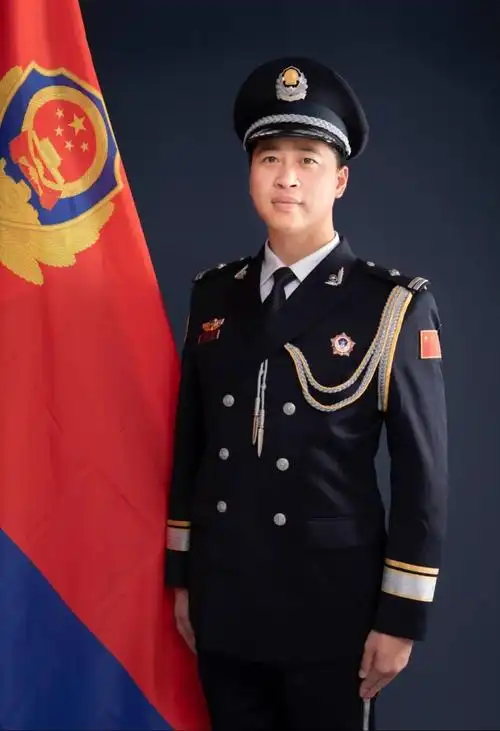 最帅警礼服照来袭光影中的忠诚与担当