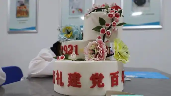 大学生做建党百年翻糖蛋糕表达对国家的祝福