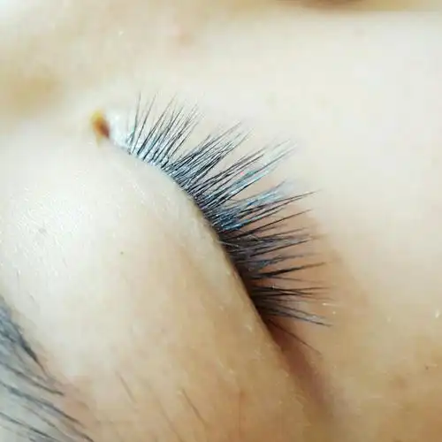 本款采用日本进口黑目瞳婴儿直毛,表面经过特殊抗菌涂层处理,睫毛在