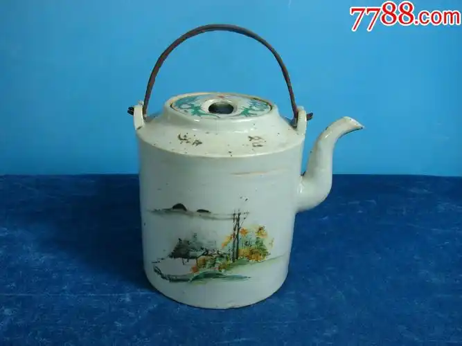 民国瓷质很良好的山水画粉彩茶壶
