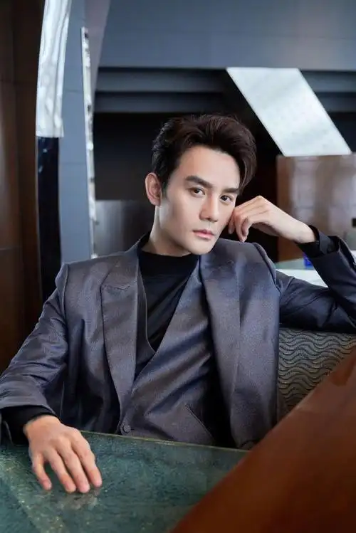 王凯身着银灰色亮面西服套装 尽显绅士风