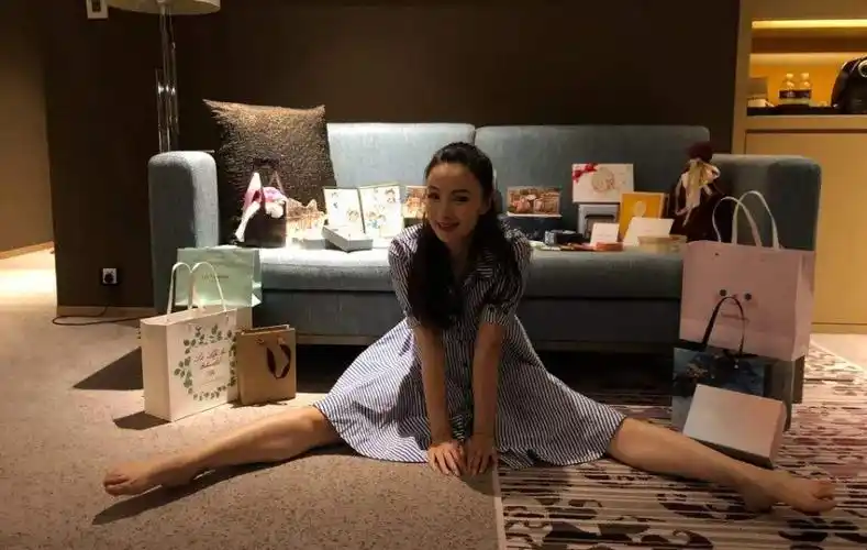 走进徐峥和陶虹的豪宅庭院放着二十人餐桌连赵薇也是家中常客