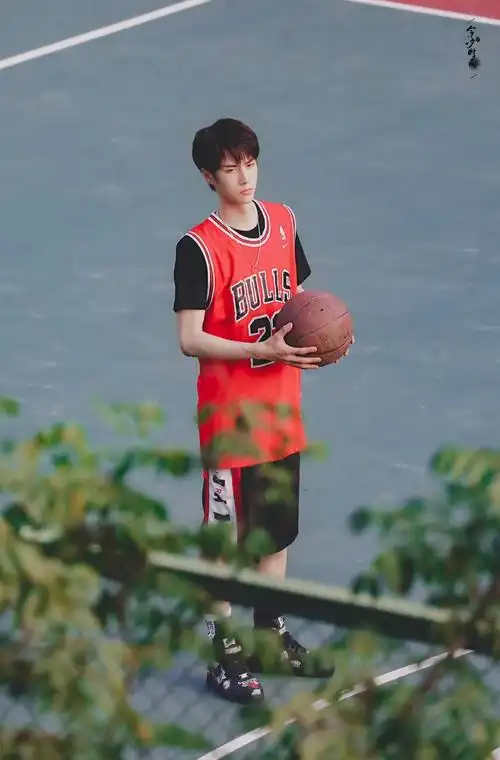 王一博谁能拒绝打篮球这么帅的男生呢