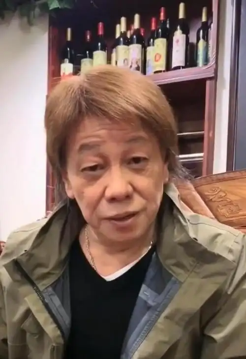 72岁梁小龙露面,一头黄发老态毕现,带金链子也丝毫无明星气质