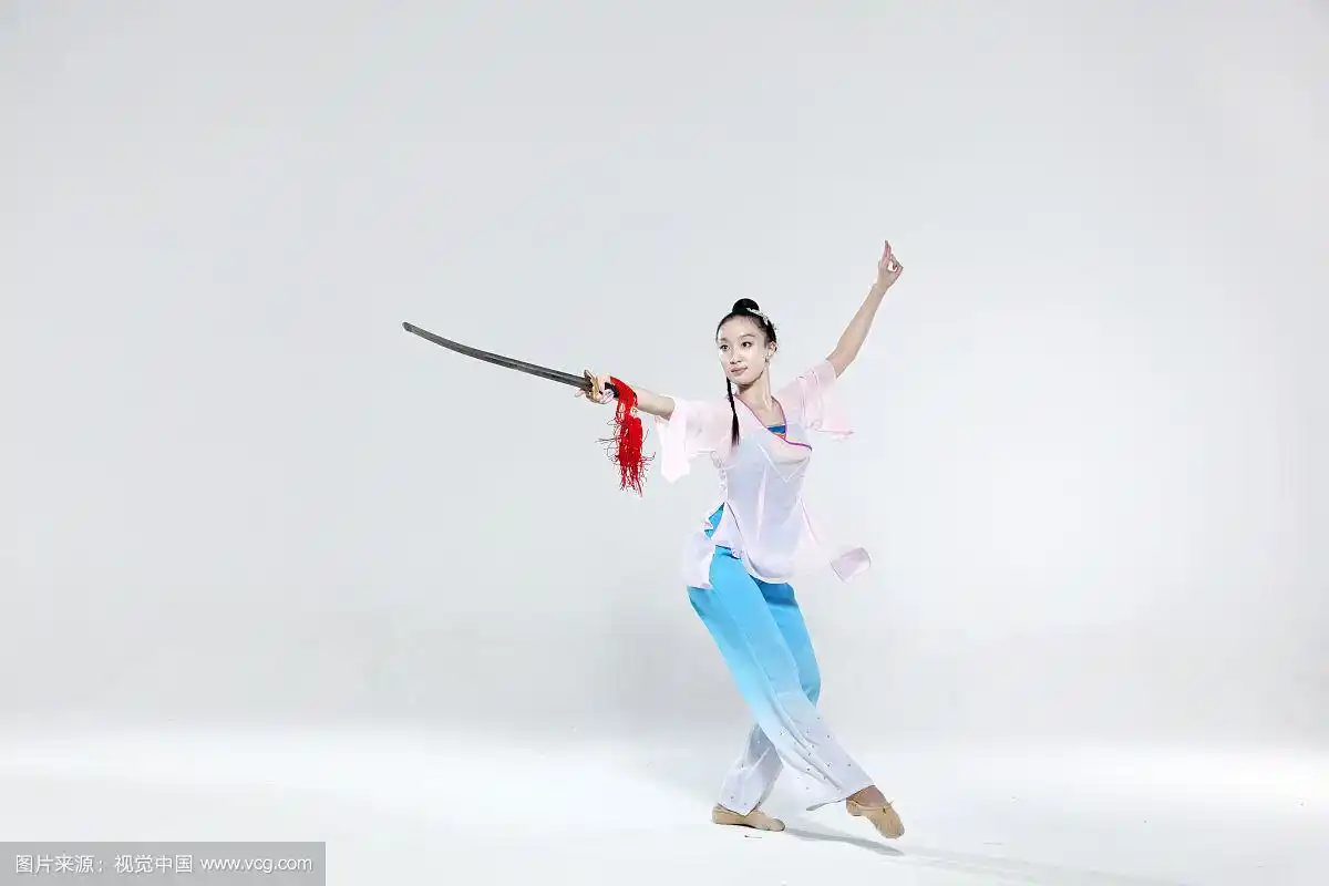 中国女舞蹈演员表演剑舞