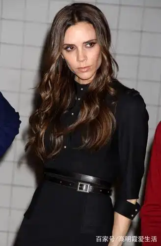 贝嫂一身黄配红,穿出新境界,不愧是巨星贝克汉姆的老婆!