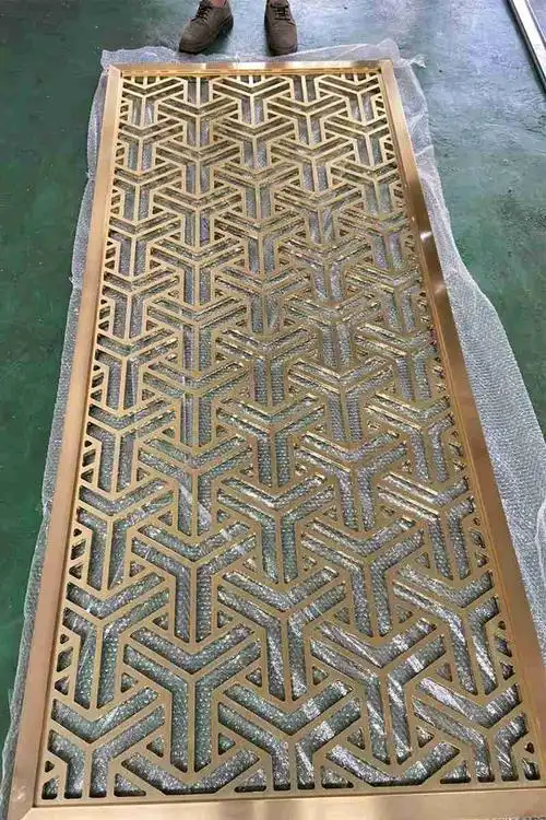 装修的客厅效果不同寻常佛山卡罗玛成先生铜板雕刻屏风色泽新颖,造型