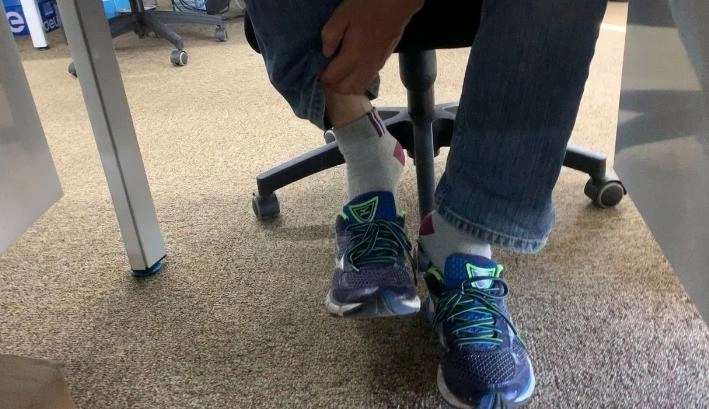 随便穿凉鞋,上班遭同事白眼,回家还要受老婆孩子嫌弃;脱下鞋子的瞬间