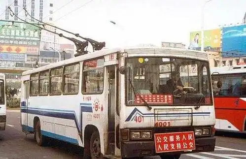 2004年,在山城大街上奔驰了近半个世纪的电车完成了历史使命,从此退出