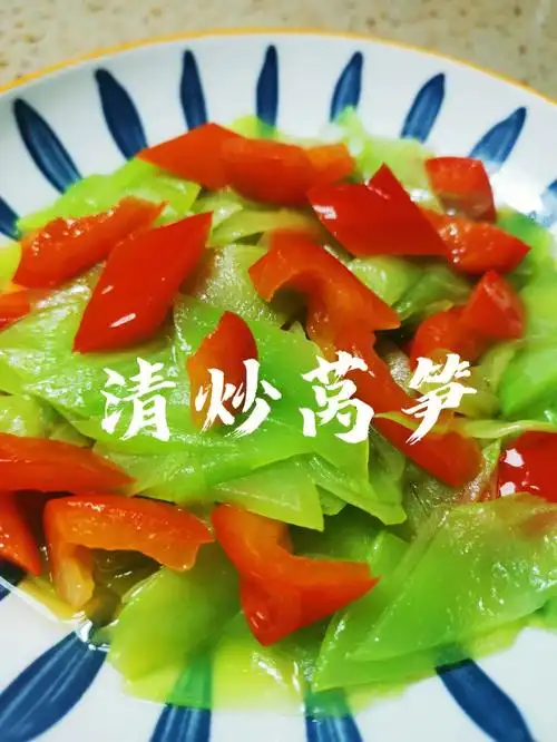 92做法92166莴笋去皮洗净切片,红椒切块.