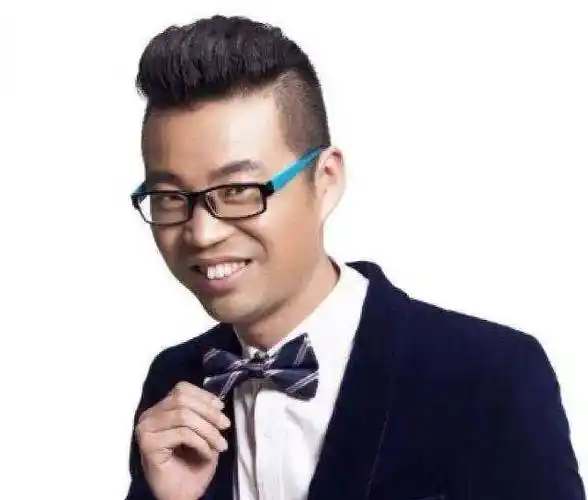 这11位小眼睛男明星,照样娶美女老婆交美女朋友_王小利_周杰伦_赵本山