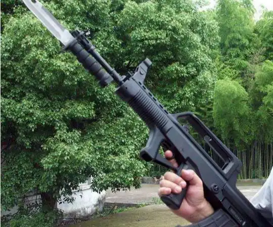 国产的95式自动步枪在外的名声不好为什么我国军人依旧在用