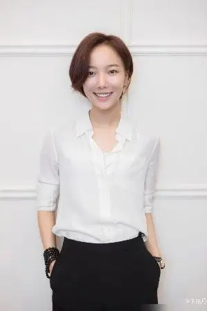 组图:王珞丹为新戏拍写真 利落短发搭白衬衫