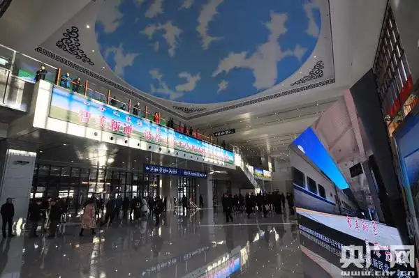 蓝天白云妆点通辽火车站高铁候车厅(央广网记者 金建军 摄)