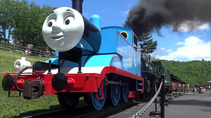 托马斯蒸汽火车终于发动,乘客们早就等不及了