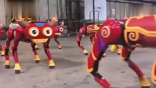 春晚"机器牛"火了,台下"卸妆"送盒饭,实力打工人