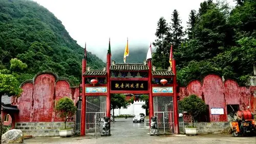 观音洞位于房县城南3公里处的凤凰山石岩峭壁之中.