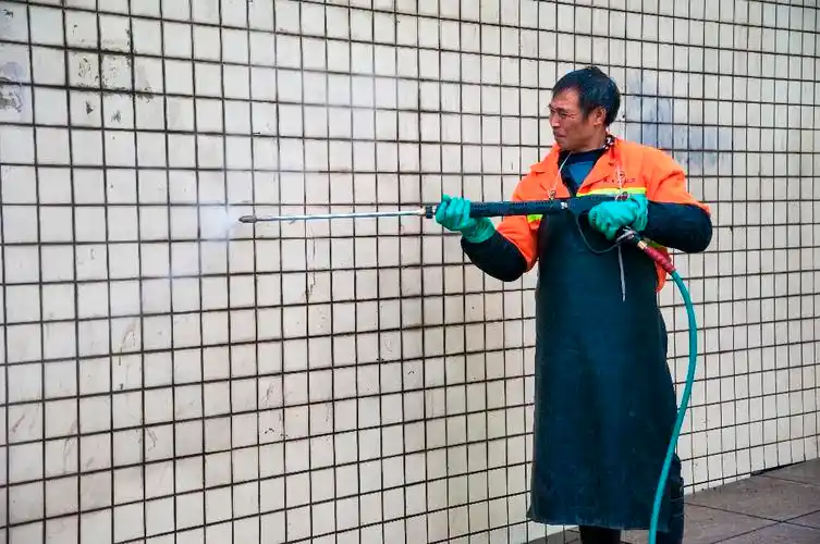 我区投用高温高压冲洗车 有效处理道路油污