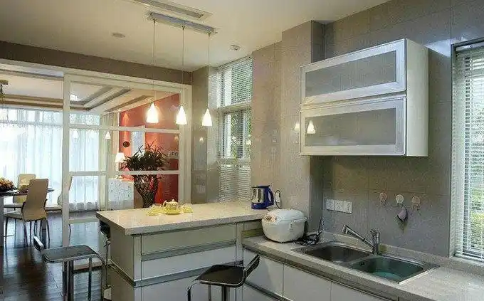 现代风格中的玻璃厨房装修效果图