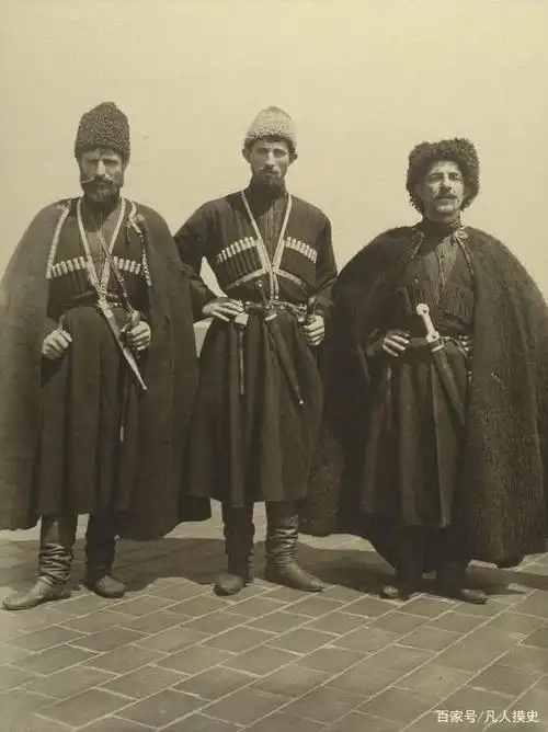 老照片:沙俄士兵斜挎在身上的那个长"袋子"有何妙用?