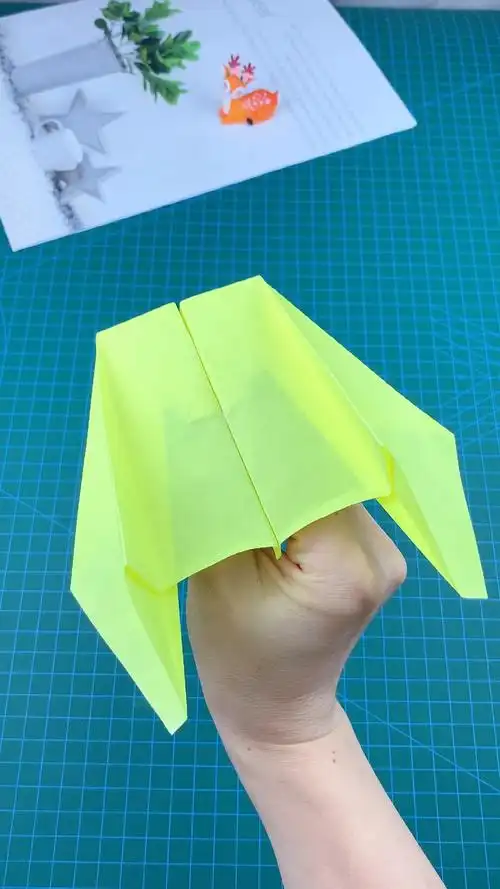 非常好玩的双翼回旋纸飞机