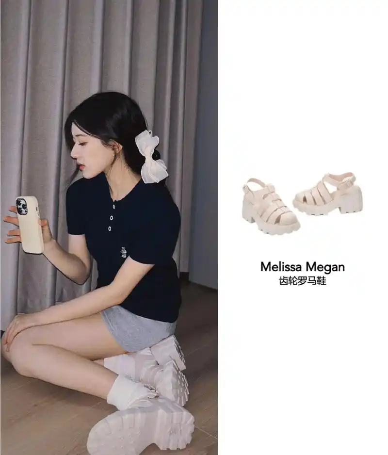 赵露思好喜欢这个牌子的凉鞋呀! 676767时髦好看显脚小!