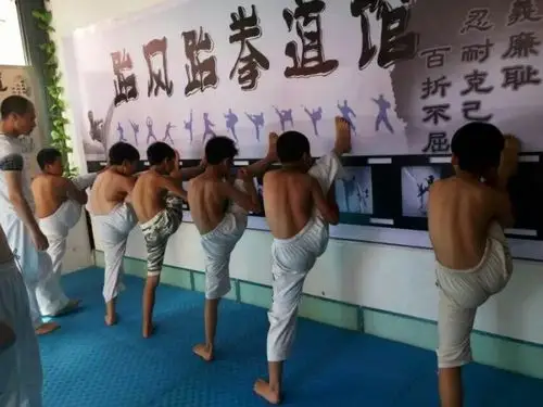 实在是太热了,全体光膀子上课.