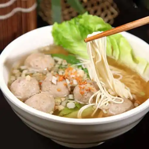 美味清汤肉丸乌冬面