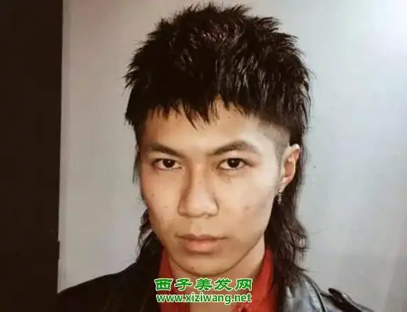 一些肤色很黑的男生也是极适合选择鲶鱼头发型的,他的鲶鱼头发型也是