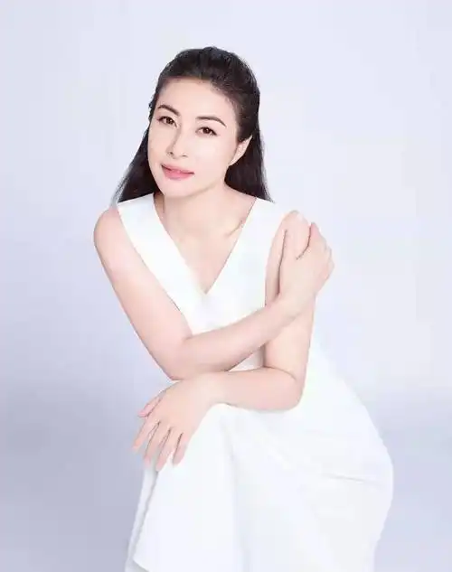 郭晶晶原来不只喜欢运动装搭配白裙一样美的震撼自带芬芳