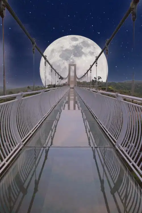 月色下的玻璃桥
