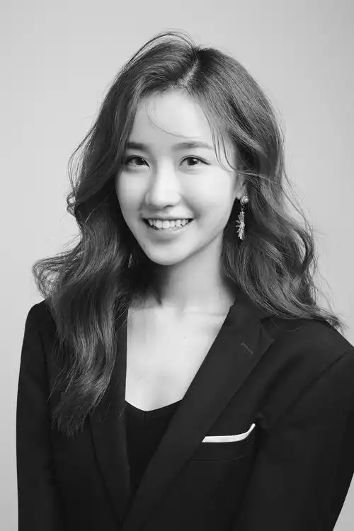 p data-id="gnvh3gr1ag">钟颖(beverly),1998年11月10日出生于四川省