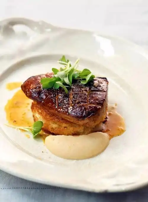 "foie gras"翻译成"鹅肝",这是一个错误 法国根本没有一道叫"鹅肝"的