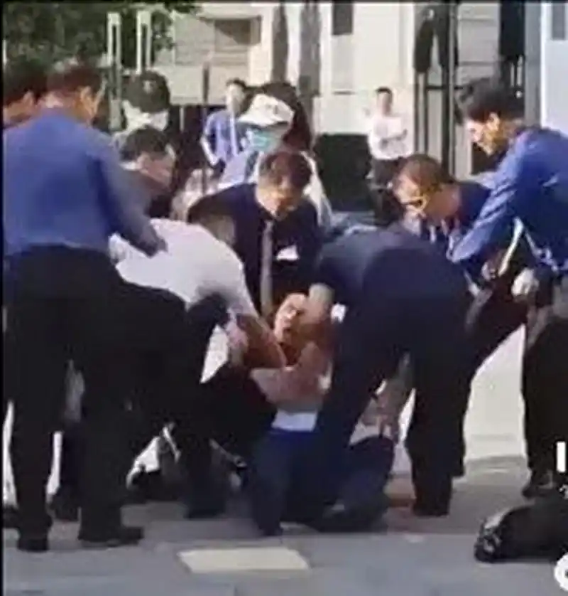 宝能集团老板被讨薪员工追着殴打#  宝能姚振华在