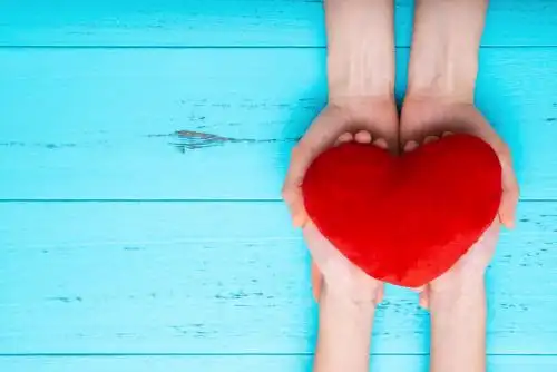 孩子和妈妈双手捧着爱心