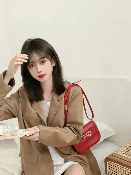 女生夏季清爽减龄锁骨发懒人免打理中发发型