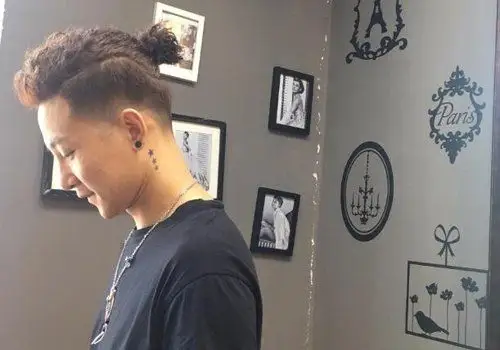 男生铲两边发型上面留长才时髦 19年男生文艺酷帅剃两边扎发发型