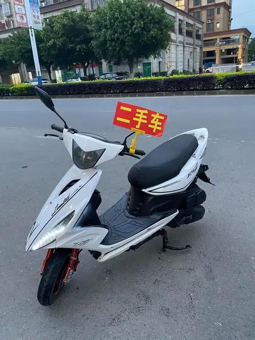 白色鬼火油狗踏板摩托车新到一台绝美白色鬼火油狗踏板摩托车