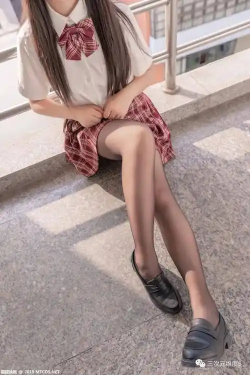 jk制服写真:楼道里的黑色丝袜插图8