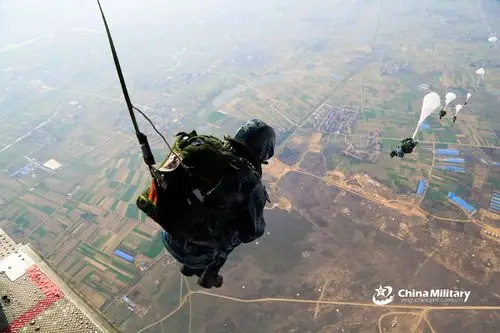 空降兵某旅组织伞兵练习跳伞技能