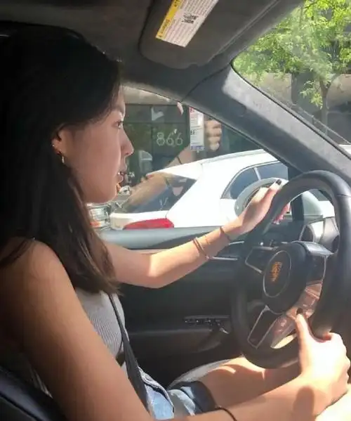 法图麦考出驾照3个月开百万豪车上路被哈文称赞女神开车稳