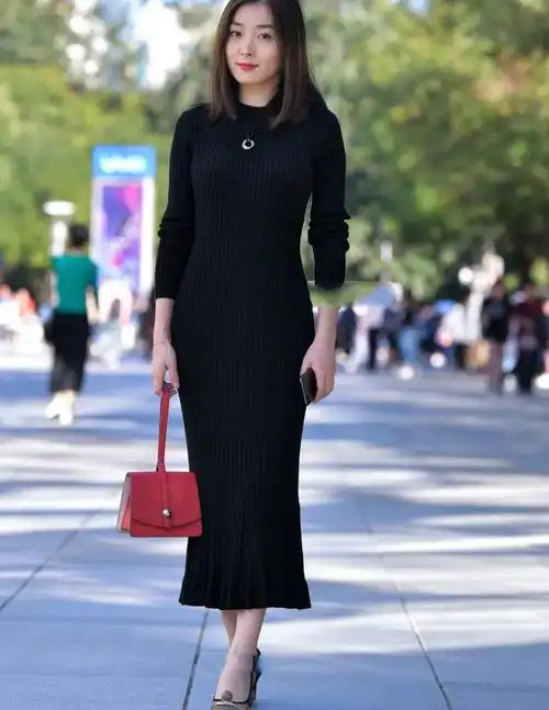 一身黑色长裙搭配红色包包优雅高贵展示女神气质