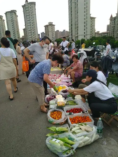 热闹红火的江埂地摊