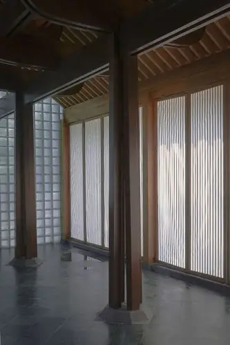 粗大的柱子被分解成四个细柱,成为一组"散柱"不同于江南地区传统木作